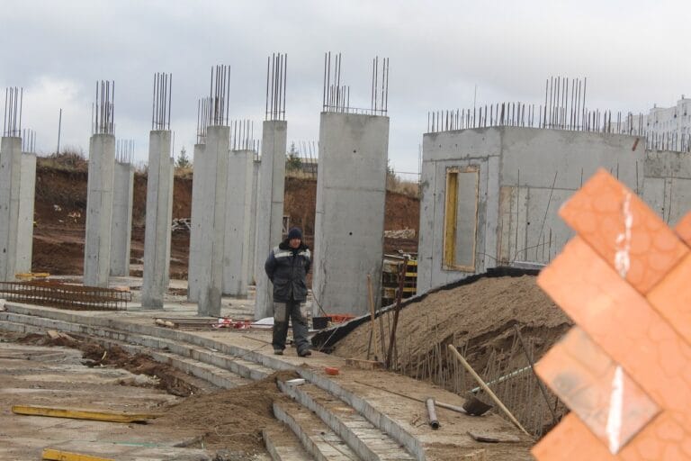 Czy dachówka ceramiczna wymaga specjalnej pielęgnacji?