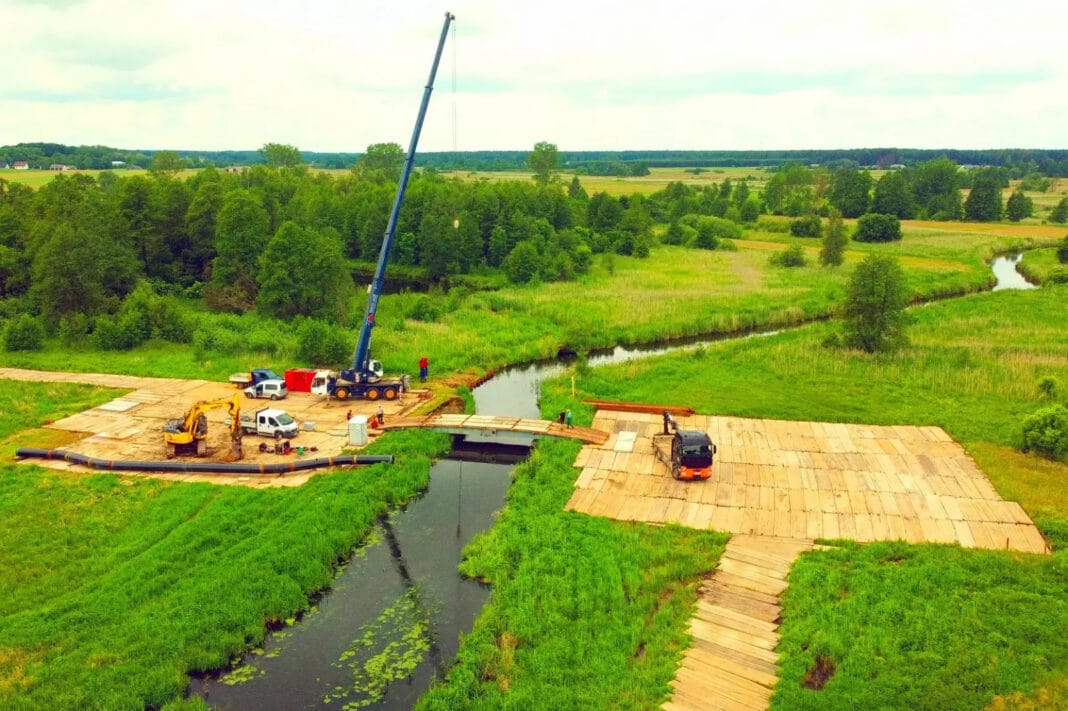 Płyty drogowe w nowoczesnym budownictwie – od placów budowy po logistykę ciężkich maszyn