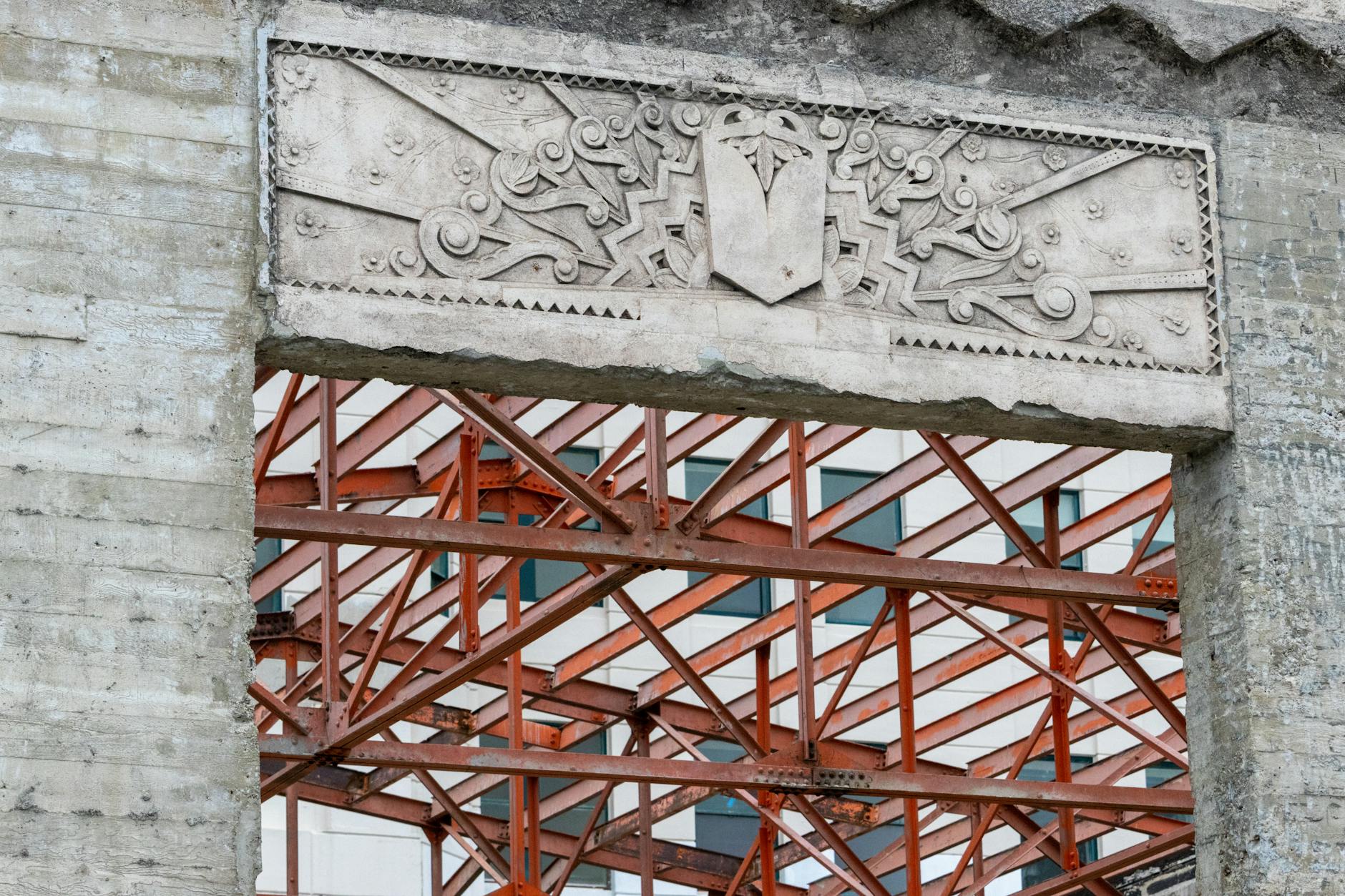 Detalicznie zbrojony betonowy wieniec z widocznymi prętami stalowymi