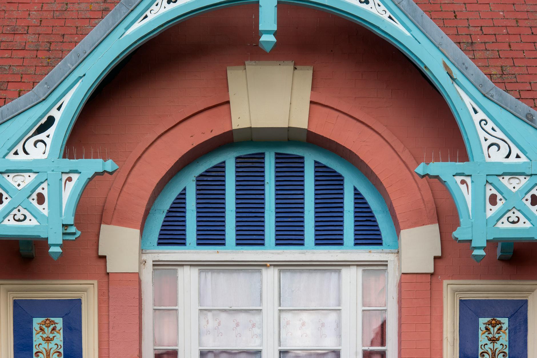 Czy rolety zewnętrzne naprawdę poprawiają bilans cieplny domu? Kolorowe detale architektoniczne na elewacji zabytkowego budynku