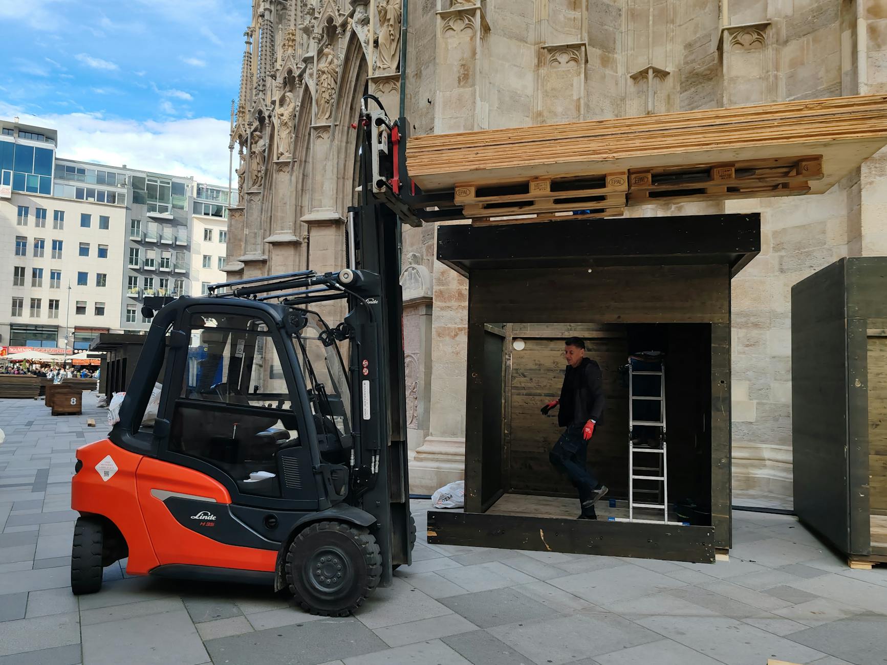 Wózek widłowy z ładunkiem przy katedrze św. Szczepana w Wiedniu