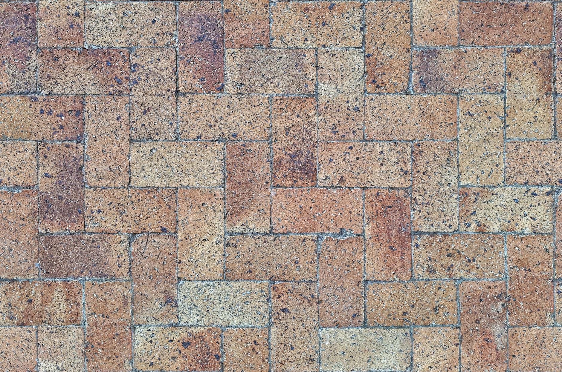 Cennik budowy tarasu 2025: robocizna, materiały i ukryte koszty, które zaskakują Zbliżenie kostki brukowej ułożonej w jodełkę na tarasie