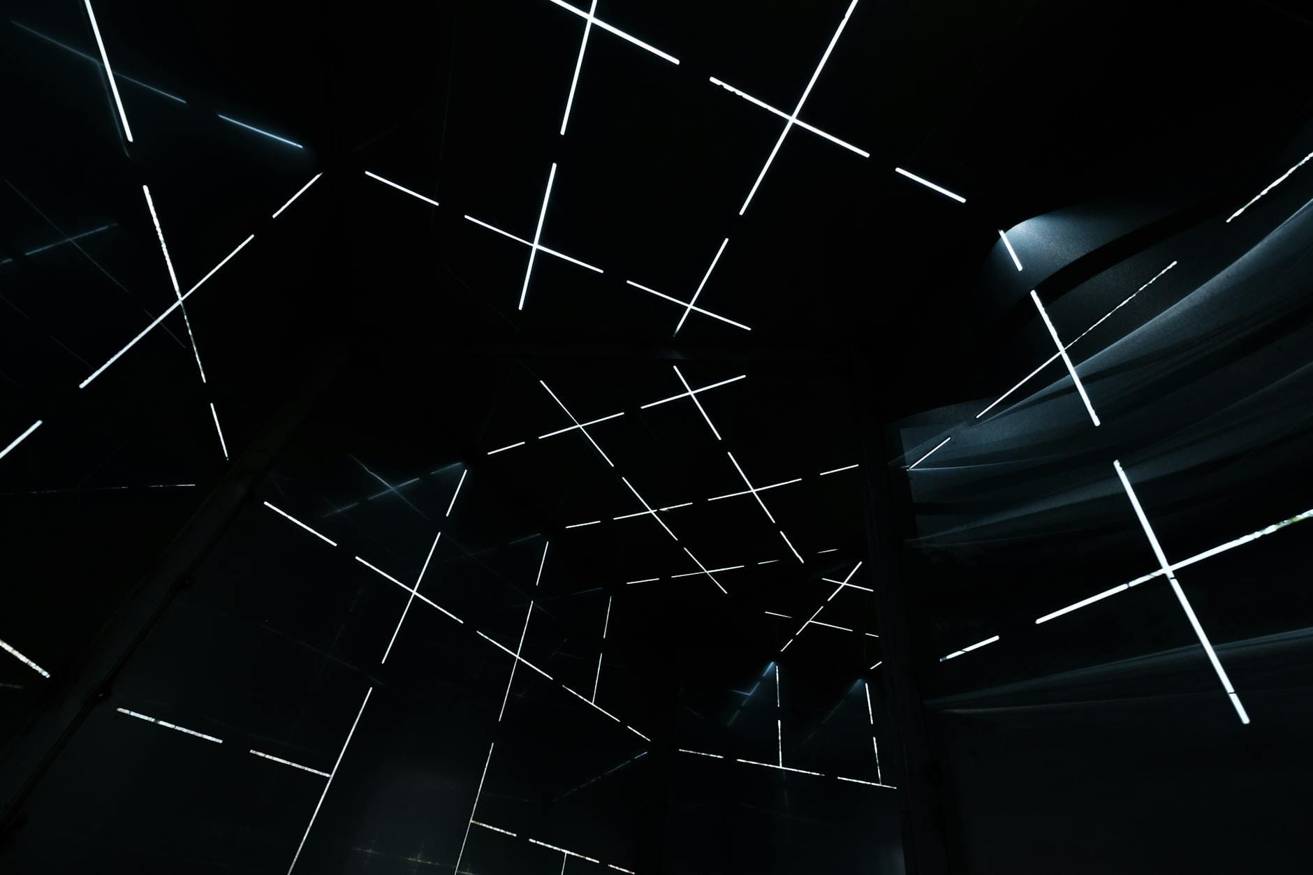 Abstrakcyjna instalacja świetlna z geometrycznymi liniami i krawędziami