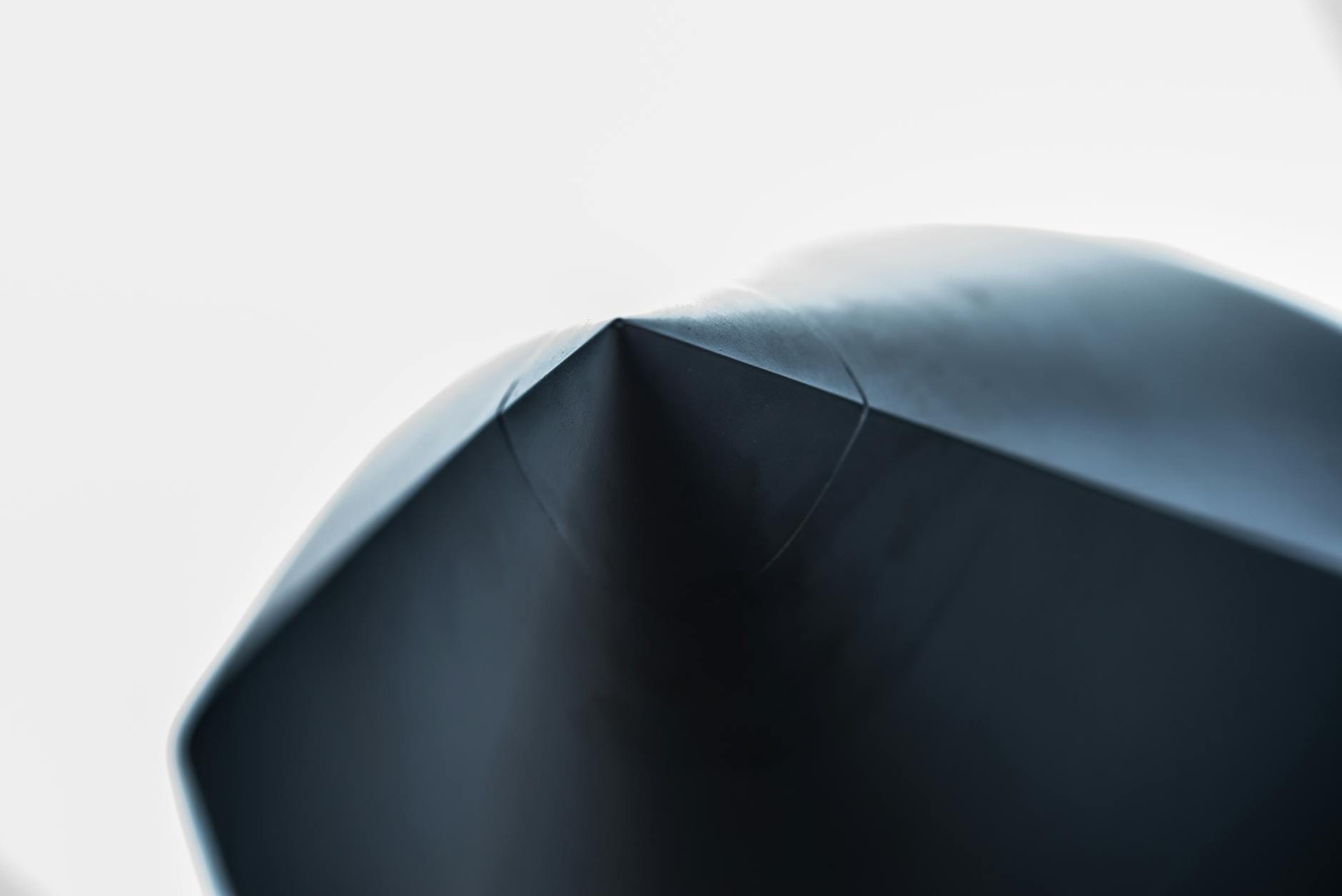 Geometryczna, metalowa rzeźba ogrodowa w nowoczesnym minimalizmie