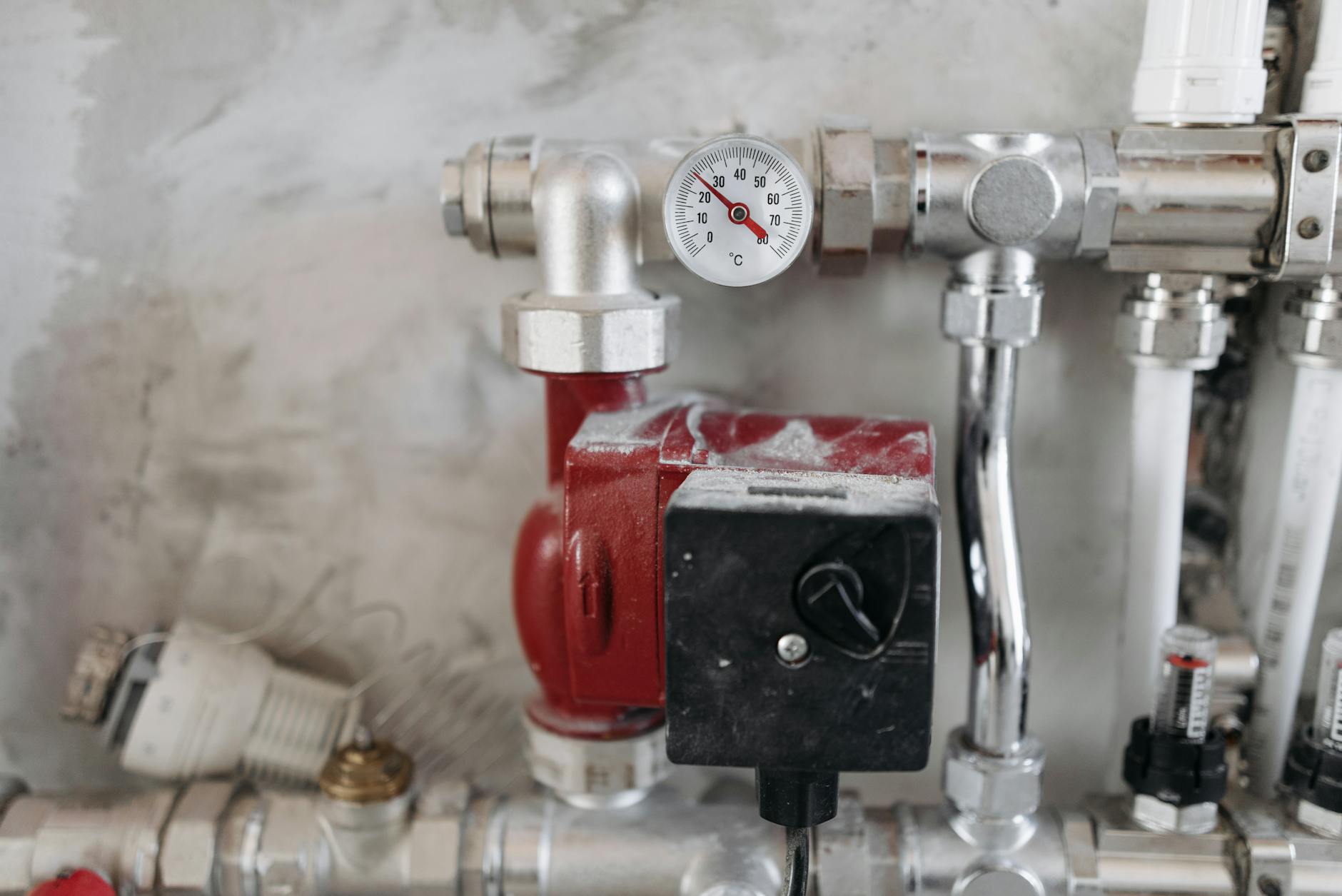 Hydrofor w domu: dobór zbiornika, wyłącznika ciśnieniowego i filtrów Manometr i stalowe rury instalacji hydroforowej w domu