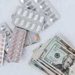 Tabletki i banknoty jako metafora kosztów instalacji elektrycznej