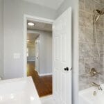 Umywalka nablatowa z widocznym syfonem w nowoczesnej łazience