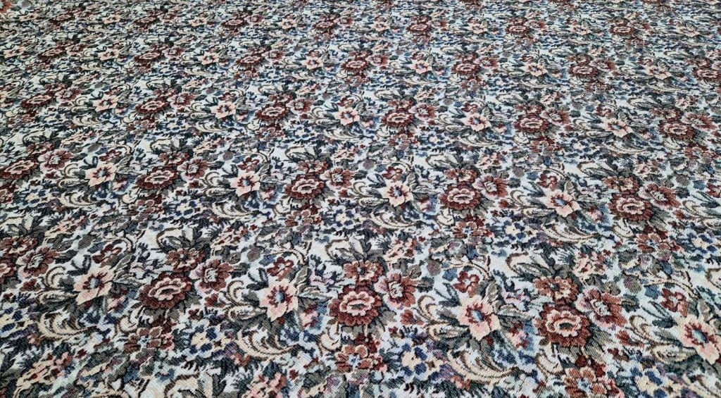 Stylowa tkanina obiciowa w kwiaty