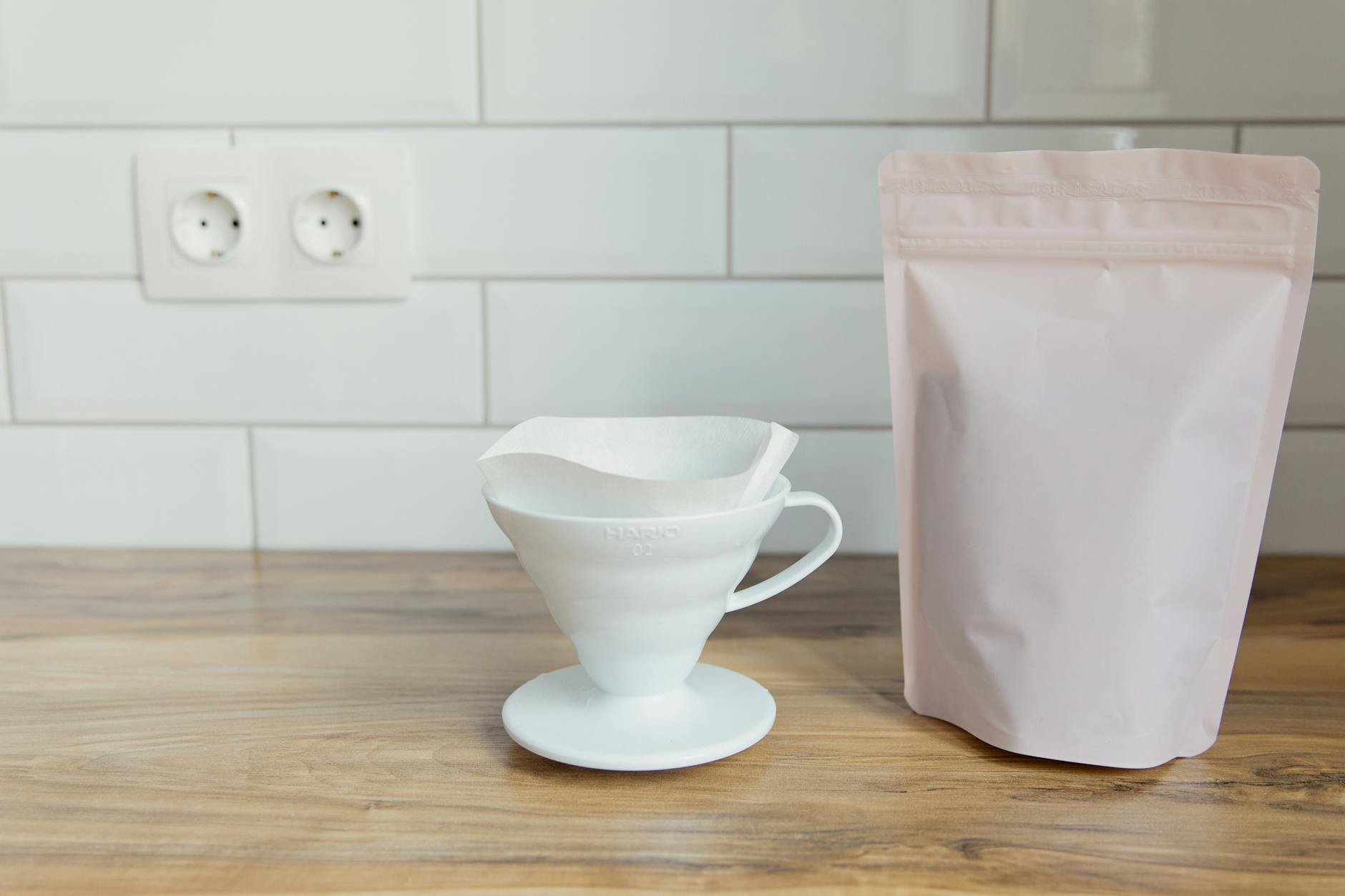 Kawiarka z dripperem i kawą na nowoczesnym blacie kuchennym