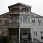 Elewacja z tynku czy z deski: porównanie trwałości i kosztów utrzymania Drewniana fasada zabytkowego domu z ozdobnymi detalami architektonicznymi