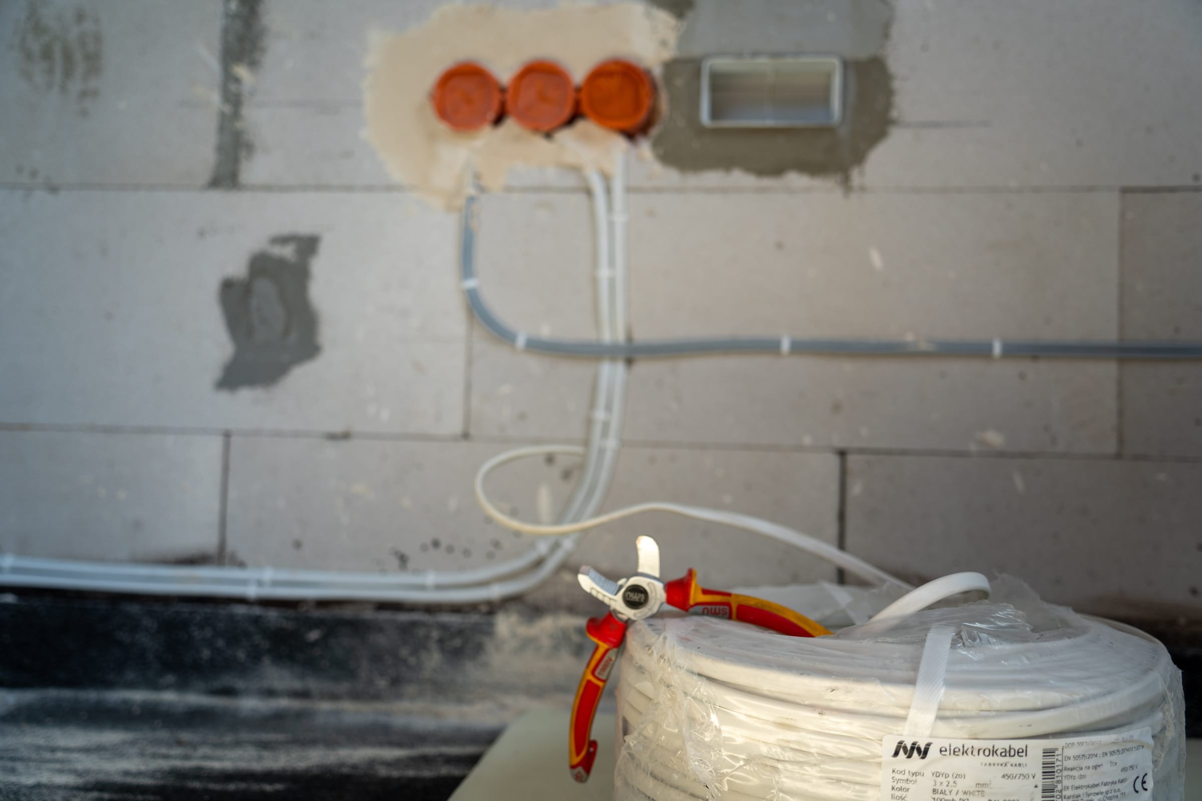 Instalacja elektryczna to fundament nowoczesnego domu. 10 błędów, które inwestorzy popełniają najczęściej