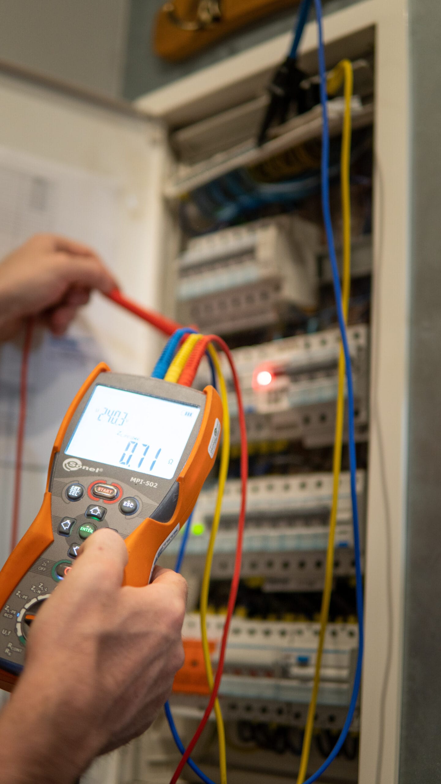 elektryk wykonuje okresowe pomiary instalacji elektrycznej