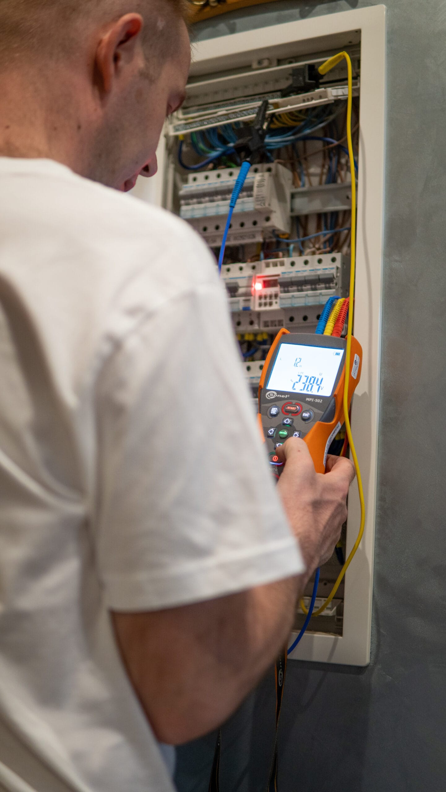 elektryk z Wrocławia wykonuje przeglą instalacji elektrycznej